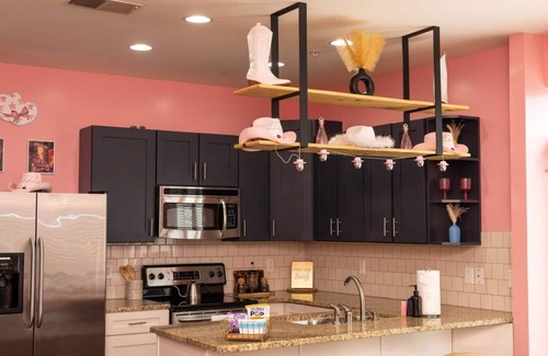 West End Condo | Discover West End Condo - Steps to Broadway & Dining