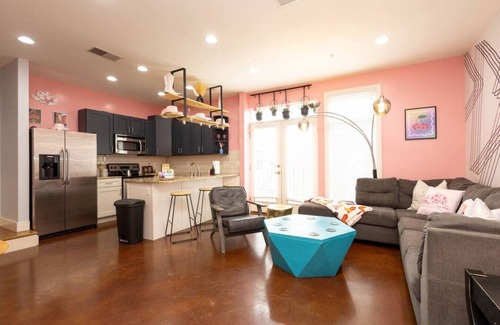 West End Condo | Discover West End Condo - Steps to Broadway & Dining