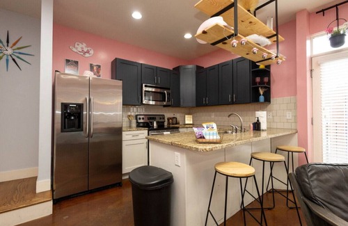 West End Condo | Discover West End Condo - Steps to Broadway & Dining