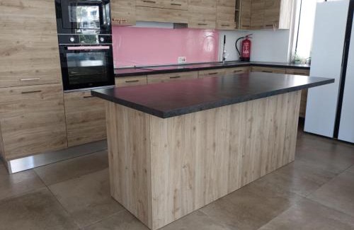 Għadira Apartment | Pink Fairy Paradise Penthouse: Family & Pet Friendly Retreat