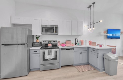 Elizabeth Apartment | Pink Heaven: Cozy Studio Near NYC with Free Parking