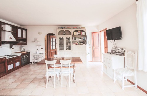 Menaggio Apartment | Pink House: Idyllic Garden with Scenic Lake Views
