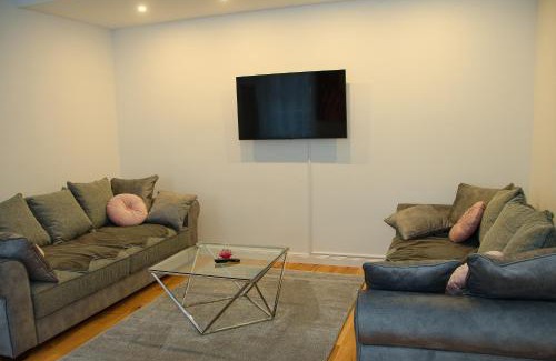 Wahring Apartment | Elegant Pink Lotus Apartment - 5 Star, Rated 9.6/10