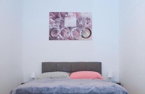 Wahring Apartment | Elegant Pink Lotus Apartment - 5 Star, Rated 9.6/10