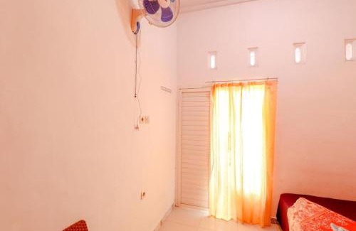 Ngaglik House | Welcoming Pinky Guest House Batu: Ideal for Families