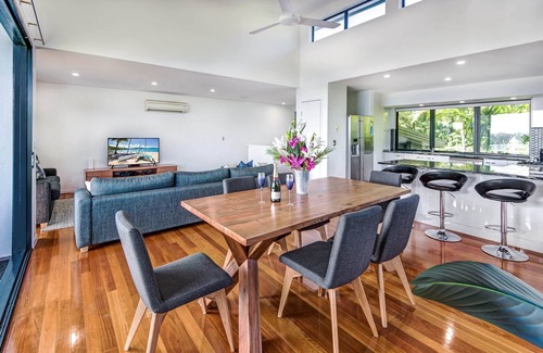 Hamilton Island Apartment | Seaview Apartment at Pinnacle 9 with Pool & Family Amenities