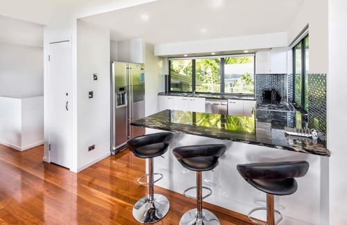 Hamilton Island Apartment | Seaview Apartment at Pinnacle 9 with Pool & Family Amenities