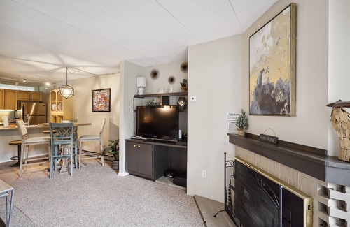 Killington Condo | Pinnacle F08: Guest Rated 10/10 with Pool & Shuttle Service