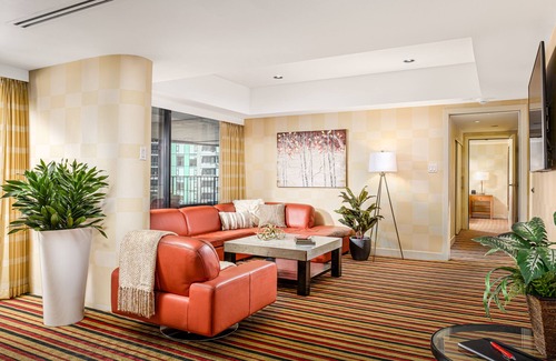 Coal Harbour Hotel | Elegant Pinnacle Hotel Harbourfront with Pool & Spa