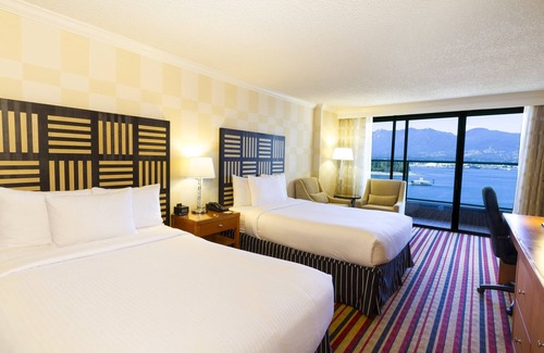 Coal Harbour Hotel | Elegant Pinnacle Hotel Harbourfront with Pool & Spa