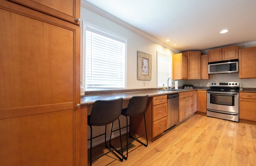 Ferndale House | Discover Pinnacle Point: Deck Views & Hot Tub Near Mountains