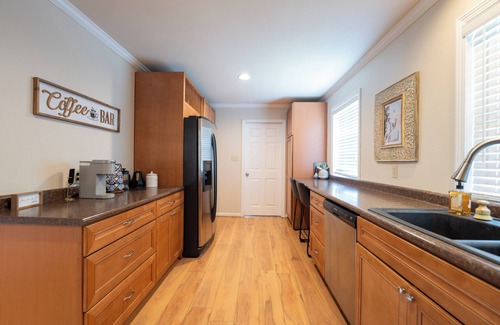 Ferndale House | Discover Pinnacle Point: Deck Views & Hot Tub Near Mountains