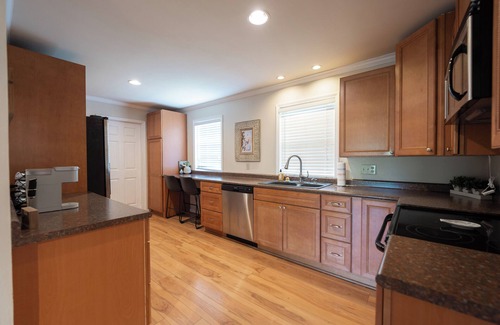 Ferndale House | Discover Pinnacle Point: Deck Views & Hot Tub Near Mountains