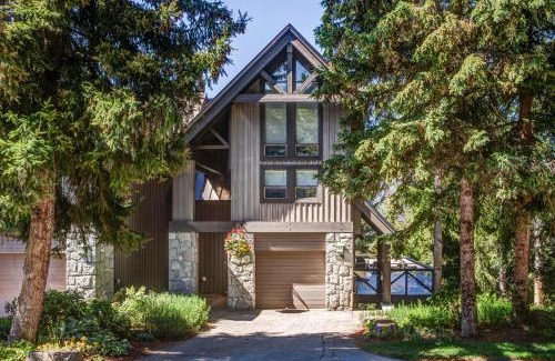 Upper Village House | Perfect Pinnacle Ridge 05: Ski In/Out & Private Hot Tub