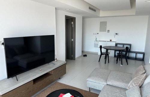 Al Ghubrah Ash Shamaliyyah Apartment | Modern Apartment with Pool and Oceanfront Views