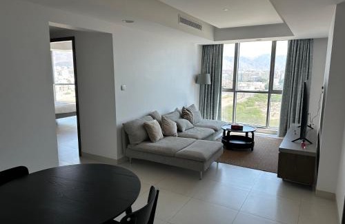Al Ghubrah Ash Shamaliyyah Apartment | Modern Apartment with Pool and Oceanfront Views