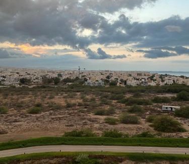 Al Ghubrah Ash Shamaliyyah Apartment | Relax at the Urban Oasis Retreat with Pool & Family Fun