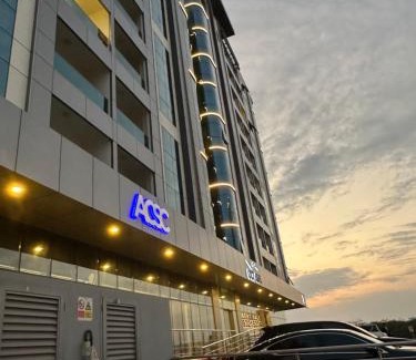 Al Ghubrah Ash Shamaliyyah Apartment | Relax at the Urban Oasis Retreat with Pool & Family Fun