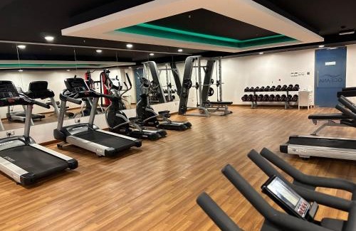 Al Ghubrah Ash Shamaliyyah Apartment | Relax at the Urban Oasis Retreat with Pool & Family Fun