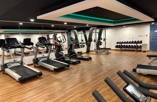 Al Ghubrah Ash Shamaliyyah Apartment | Relax at the Urban Oasis Retreat with Pool & Family Fun