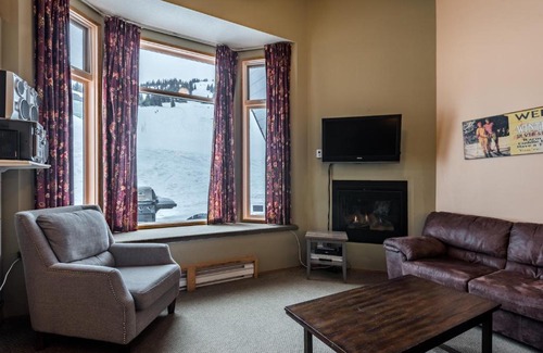 Silver Star Mountain Apartment | Discover Pinnacles Leeton Lodge: Pet-Friendly Retreat