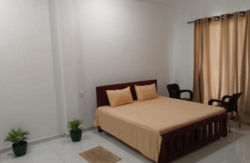 Pinnawala House | Pinnawala Elephant Front View Hotel: Family-Friendly Stay