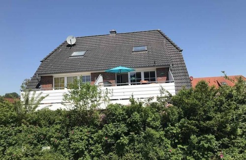 Dangast Apartment | Oceanfront Retreat: Pinne, Haus am Watt with Scenic Views
