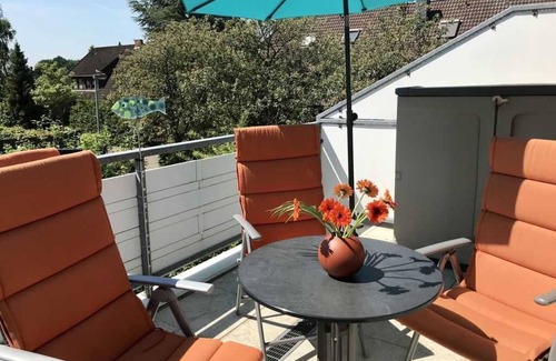 Dangast Apartment | Oceanfront Retreat: Pinne, Haus am Watt with Scenic Views