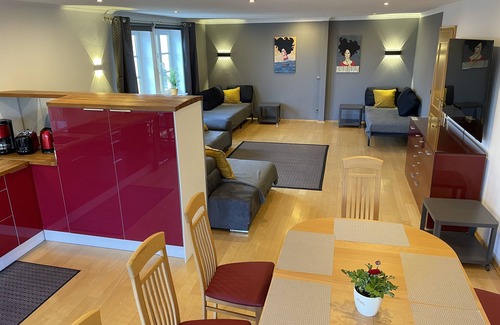 Hallenberg Apartment | Pino24 Comfort: Spacious Apartment with Pool & Ocean Views