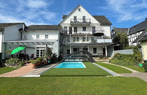Hallenberg Apartment | Pino24 Comfort: Spacious Apartment with Pool & Ocean Views