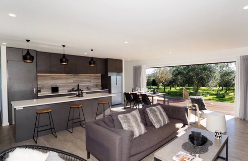 Martinborough Cottage | Pinot Longbox - Martinborough Holiday Home with Pool & Kitchen
