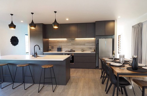 Martinborough Cottage | Pinot Longbox - Martinborough Holiday Home with Pool & Kitchen