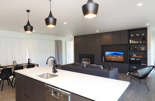 Martinborough Cottage | Pinot Longbox - Martinborough Holiday Home with Pool & Kitchen