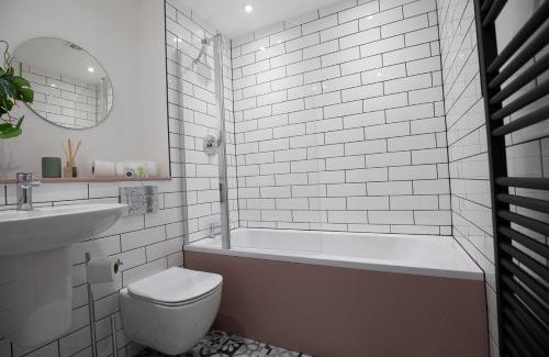 Whitby Apartment | Inviting Pinot Perch: Top-Rated Stay with Pool Amenities
