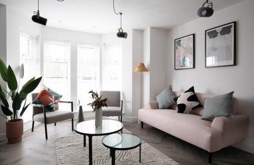 Whitby Apartment | Inviting Pinot Perch: Top-Rated Stay with Pool Amenities