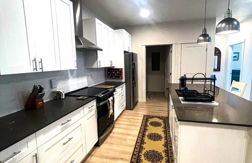 Livingston Apartment | Guest Rated 10/10: Pins Nest with Kitchen & Breakfast