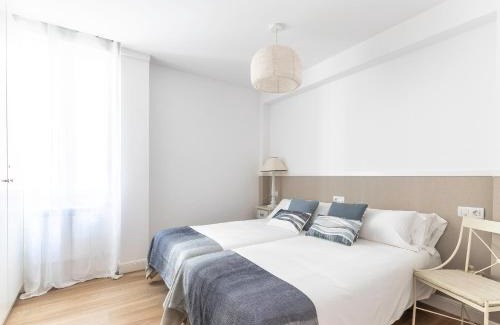 Bilbao Old Town Apartment | Explore Pintxos y Tradición in Casco Viejo - 4-Star Comfort