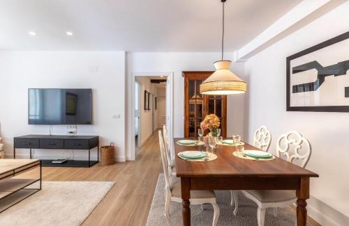 Bilbao Old Town Apartment | Explore Pintxos y Tradición in Casco Viejo - 4-Star Comfort