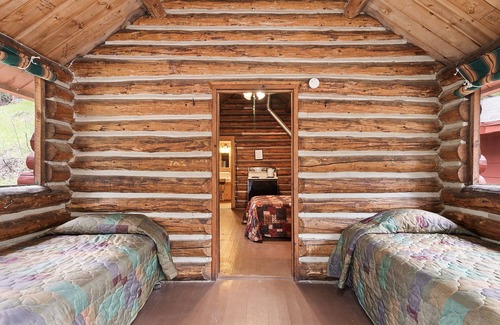 Cheyenne Crossing Cabin | Inviting Pioneer Cabin Near Spearfish Creek with Pool & Spa