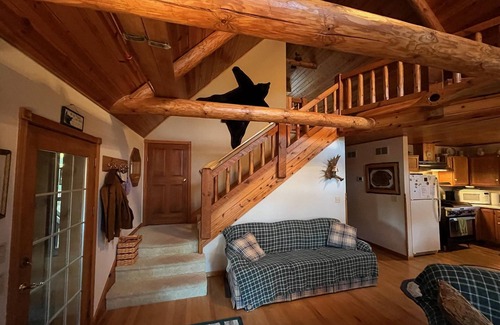 Hatfield House | Unforgettable Stay at Pioneer Lodge Log Cabin with Lake View