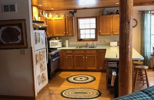 Hatfield House | Unforgettable Stay at Pioneer Lodge Log Cabin with Lake View