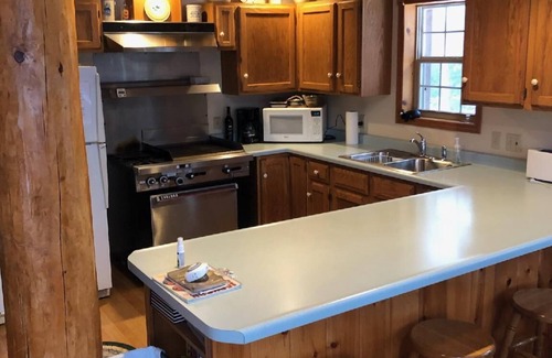 Hatfield House | Unforgettable Stay at Pioneer Lodge Log Cabin with Lake View