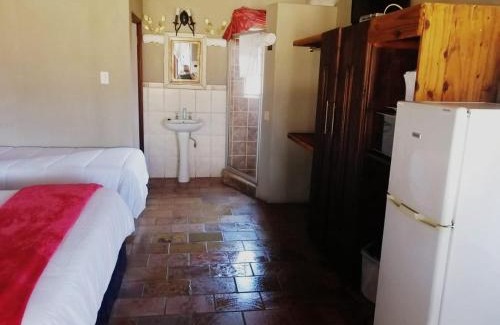 Lephalale Cabin | Relax at Pioneer Lodge: Pool, Restaurant & Family-Friendly