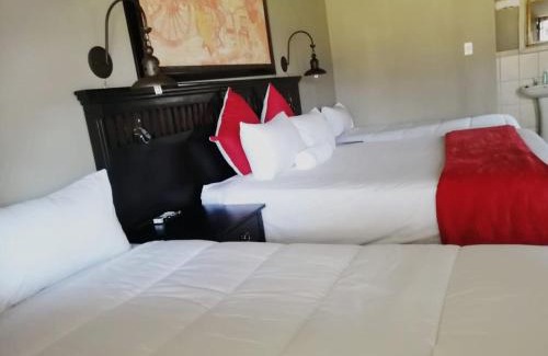 Lephalale Cabin | Relax at Pioneer Lodge: Pool, Restaurant & Family-Friendly
