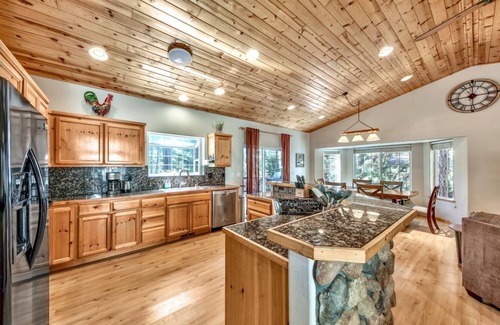 Country Club Estates Ski Chalet | Relax at Pioneer Pines: Hot Tub, Pet-Friendly & Workspace