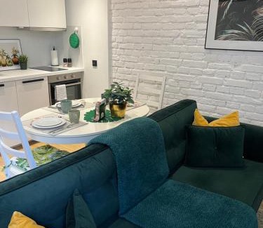 Srodmiescie Apartment | Discover Piotrkowska 37 Green Leaf - Guest Rated 9.9