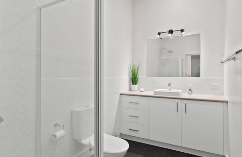 Yarrawonga House | Cozy Piper St Cottage: Explore the Heart of Town