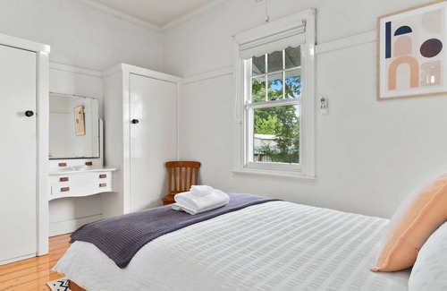 Yarrawonga House | Cozy Piper St Cottage: Explore the Heart of Town