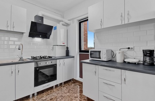 Pipera Apartment | Discover Pipera Stay: Family-Friendly with Kitchen & Breakfast