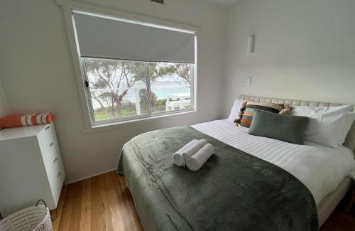 Binalong Bay House | Charming Pipi Shack: Waterfront Retreat at Binalong Bay
